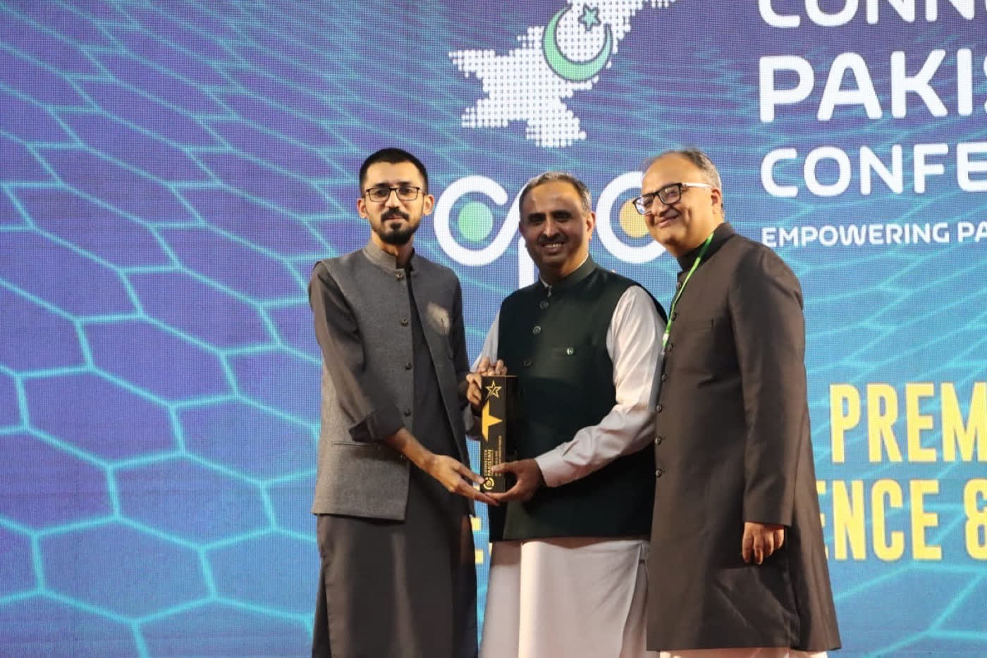 Umair Majeed receiving the 100 Tech Heroes of Pakistan recognition on stage at the Connected Pakistan Conference 2023