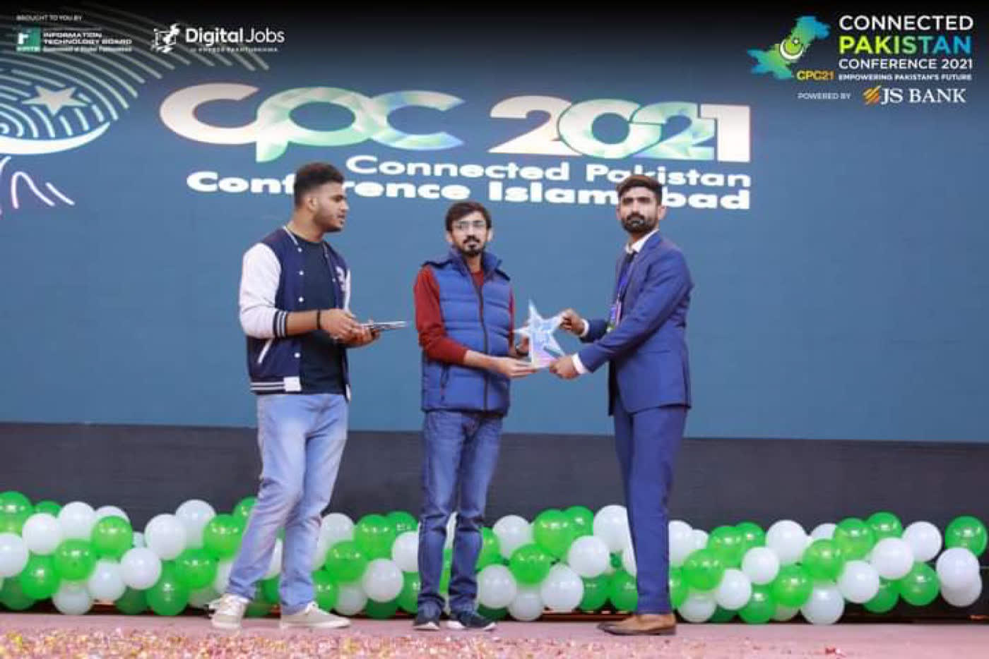 Presenting an award to a young freelancer at the Connected Pakistan Conference